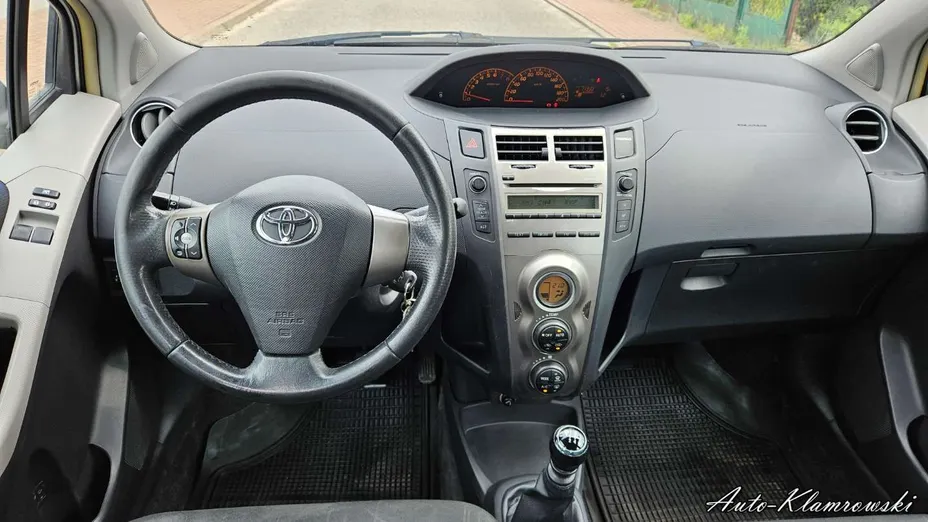 TOYOTA Yaris -
