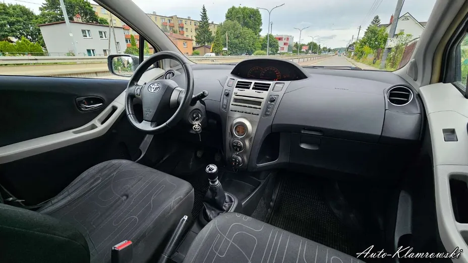TOYOTA Yaris -
