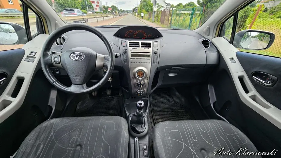 TOYOTA Yaris -
