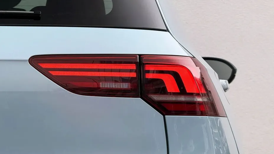 VOLKSWAGEN Golf -