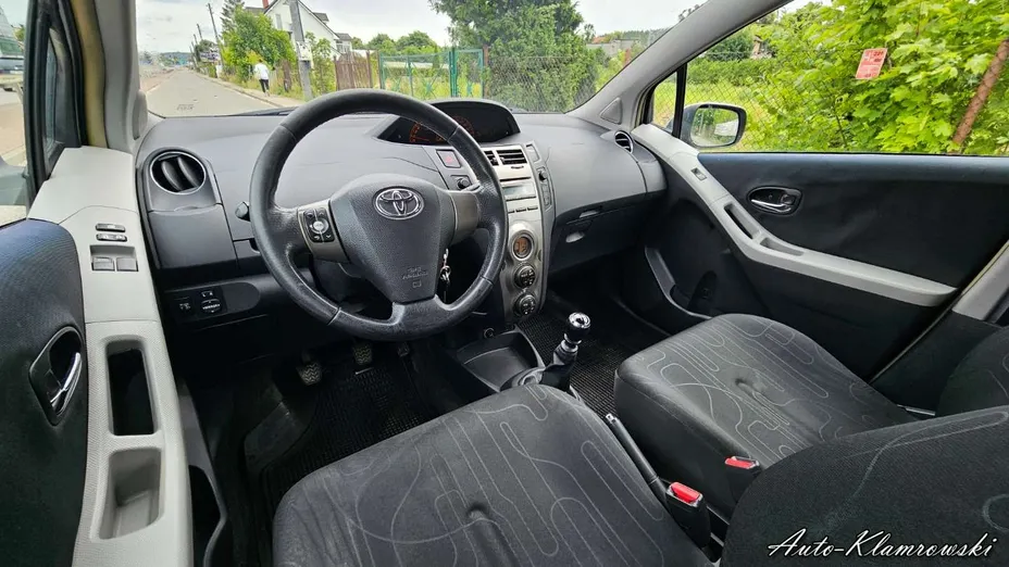 TOYOTA Yaris -