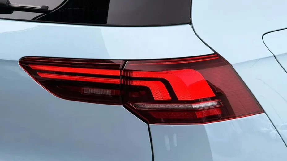 VOLKSWAGEN Golf -