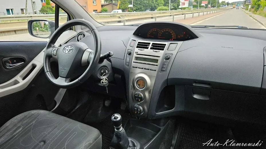 TOYOTA Yaris -