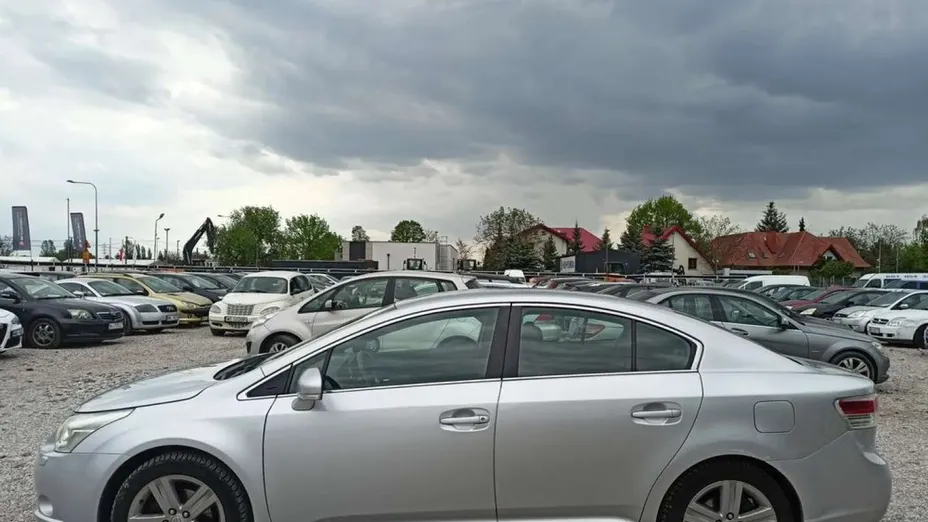 TOYOTA Avensis -