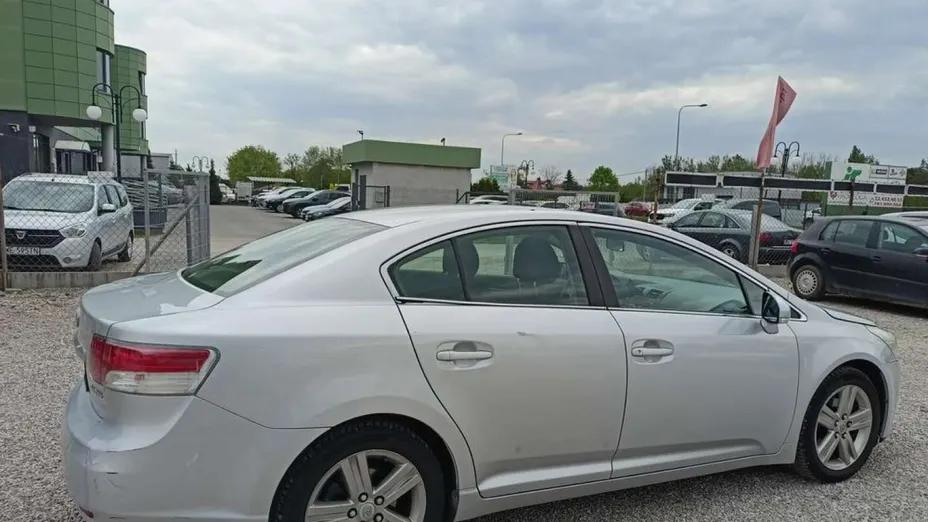 TOYOTA Avensis -