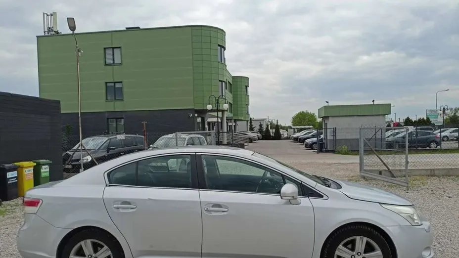TOYOTA Avensis -