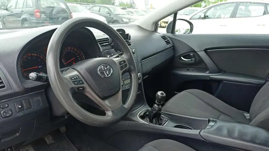 TOYOTA Avensis -