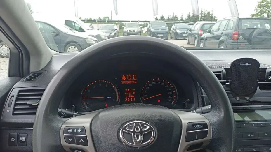 TOYOTA Avensis -