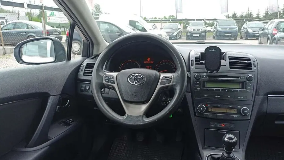 TOYOTA Avensis -