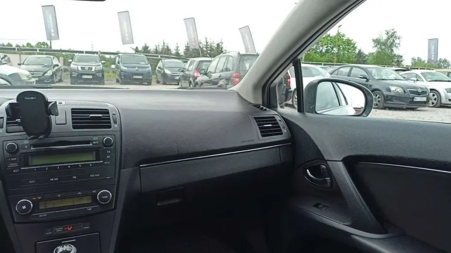 TOYOTA Avensis -