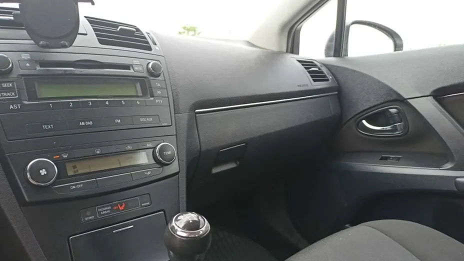 TOYOTA Avensis -