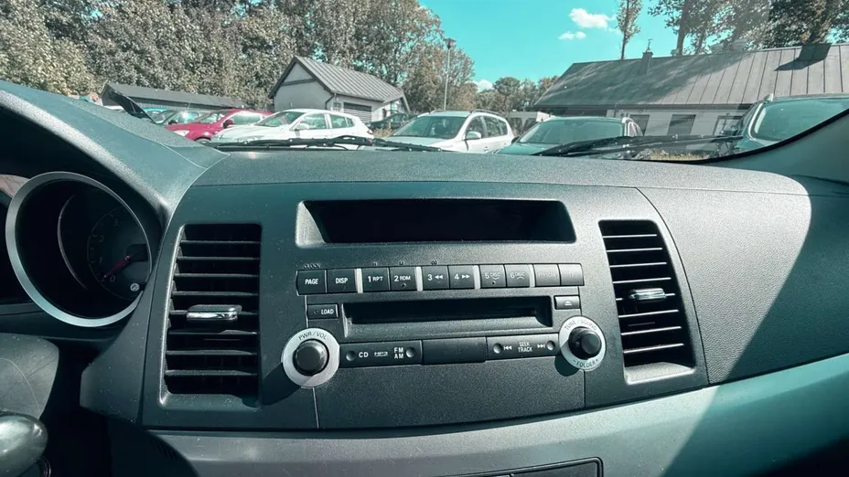 MITSUBISHI Lancer -