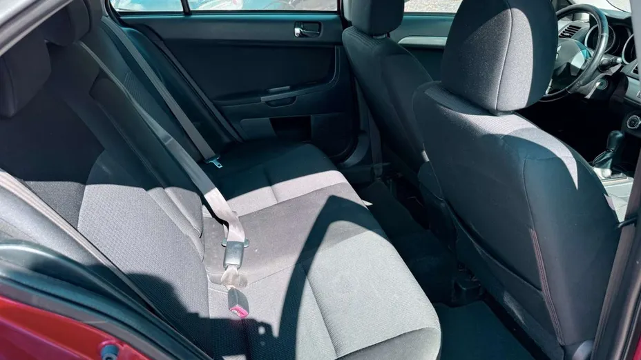 MITSUBISHI Lancer -