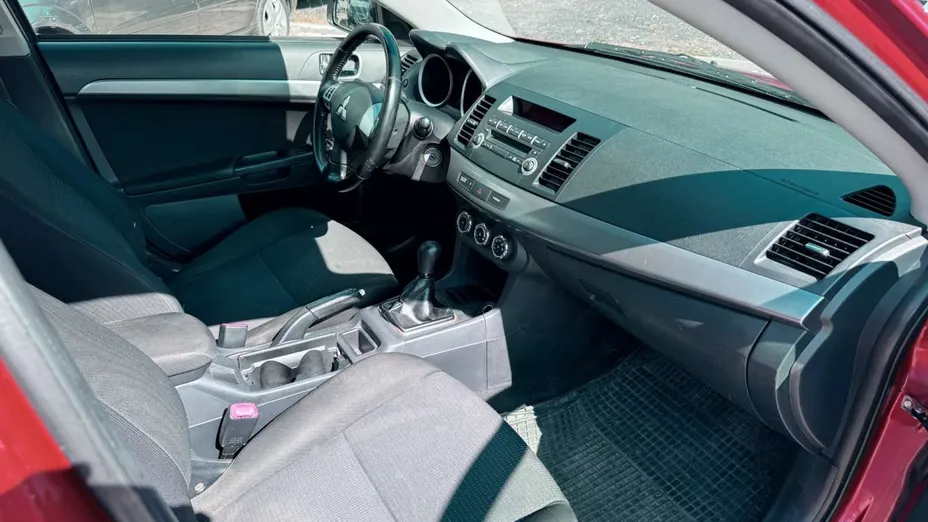MITSUBISHI Lancer -