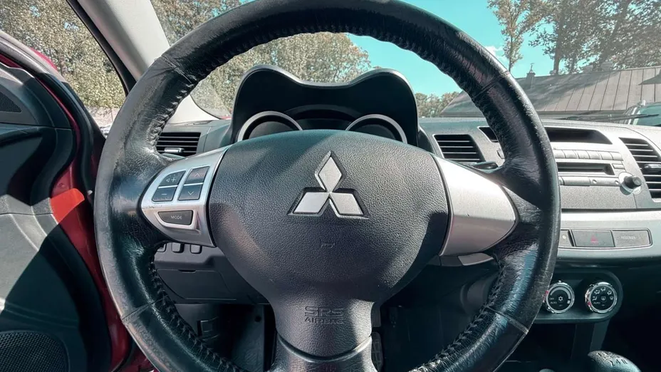 MITSUBISHI Lancer -