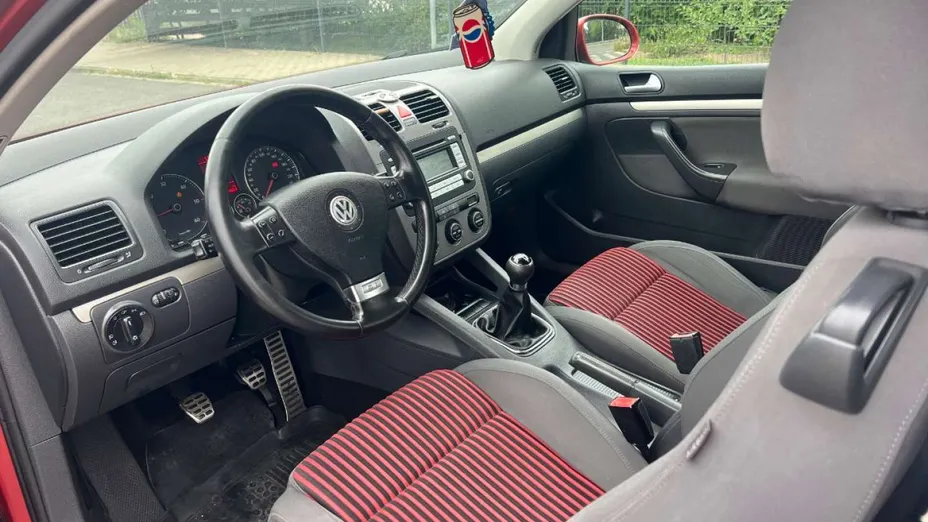 VOLKSWAGEN Golf -