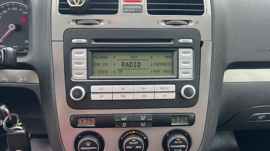 VOLKSWAGEN Golf -