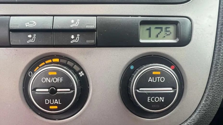 VOLKSWAGEN Golf -