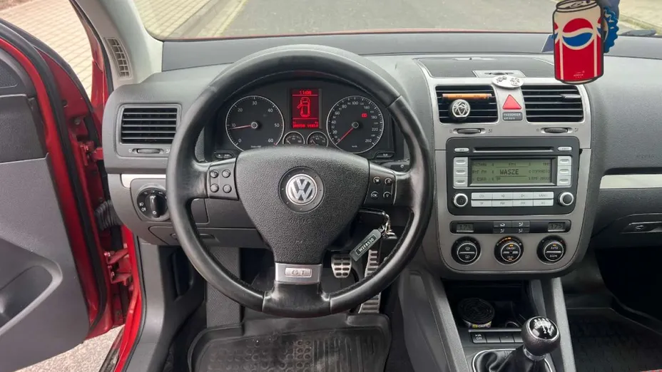 VOLKSWAGEN Golf -