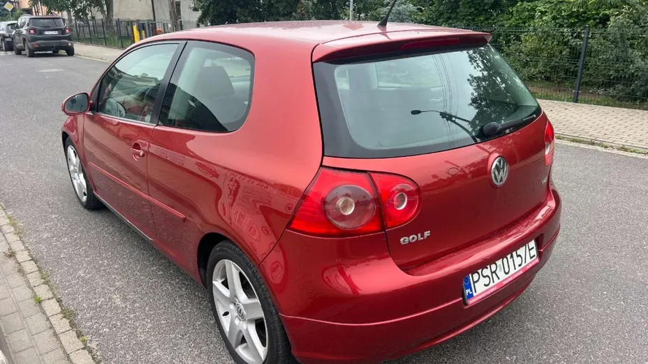 VOLKSWAGEN Golf -