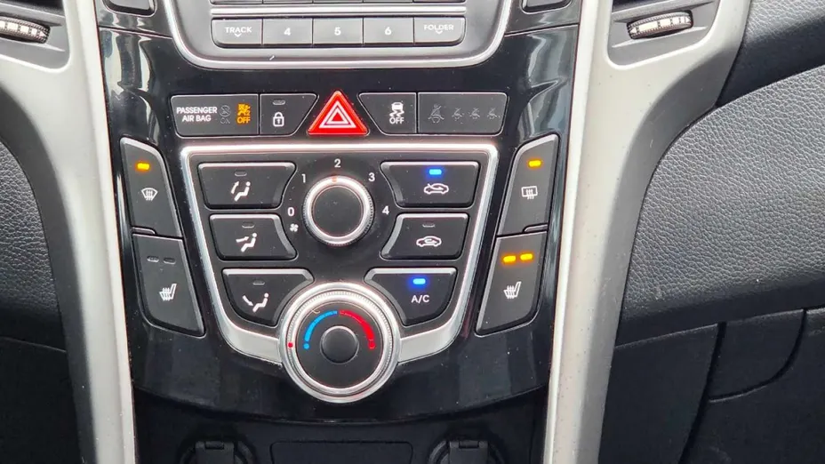 HYUNDAI i30 -