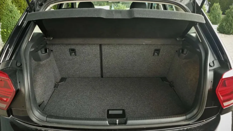 VOLKSWAGEN Polo -