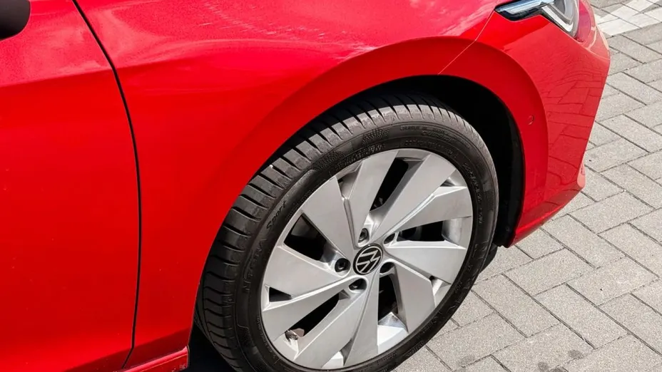 VOLKSWAGEN Golf -
