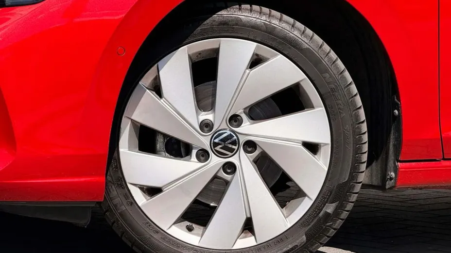 VOLKSWAGEN Golf -