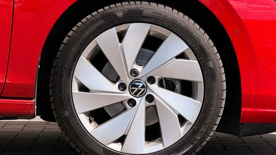 VOLKSWAGEN Golf -