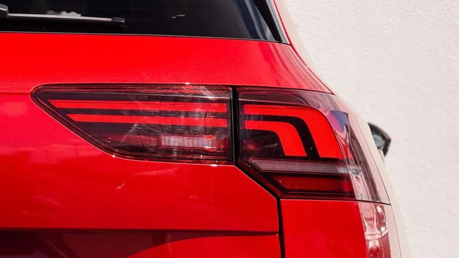 VOLKSWAGEN Golf -