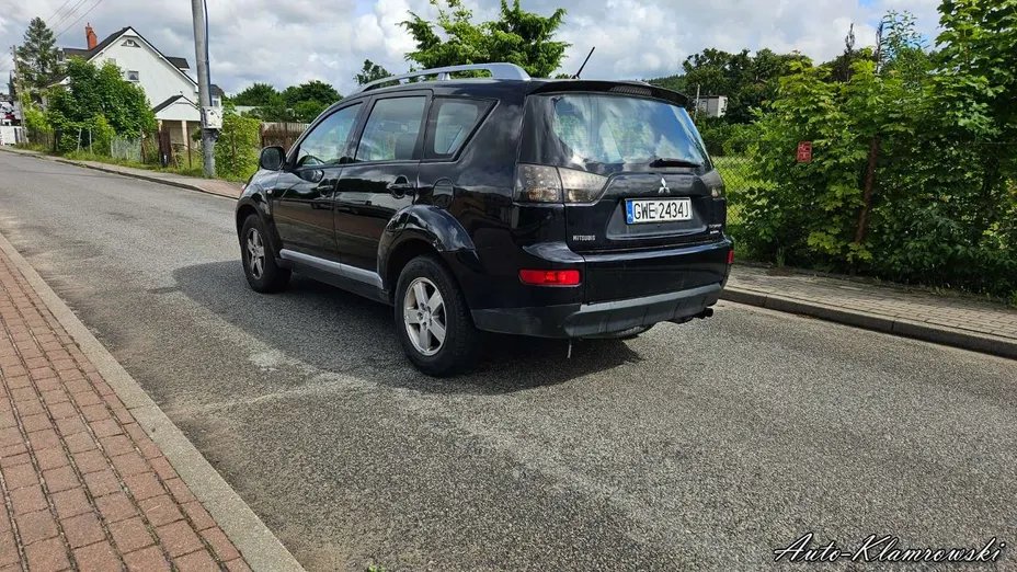 MITSUBISHI Outlander -