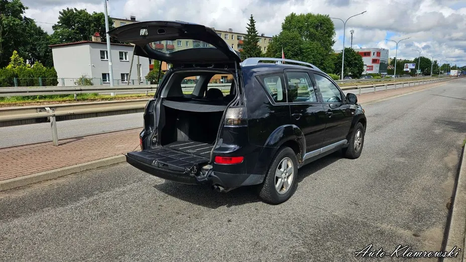 MITSUBISHI Outlander -