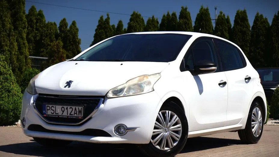 PEUGEOT 208 -