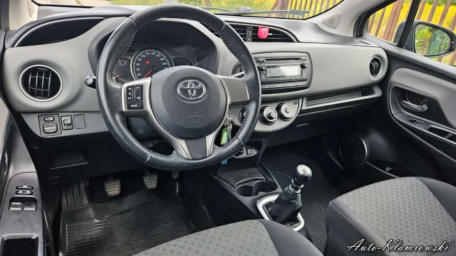 TOYOTA Yaris -