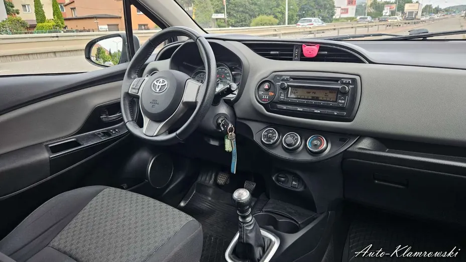 TOYOTA Yaris -