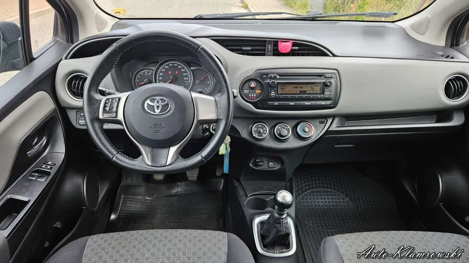 TOYOTA Yaris -