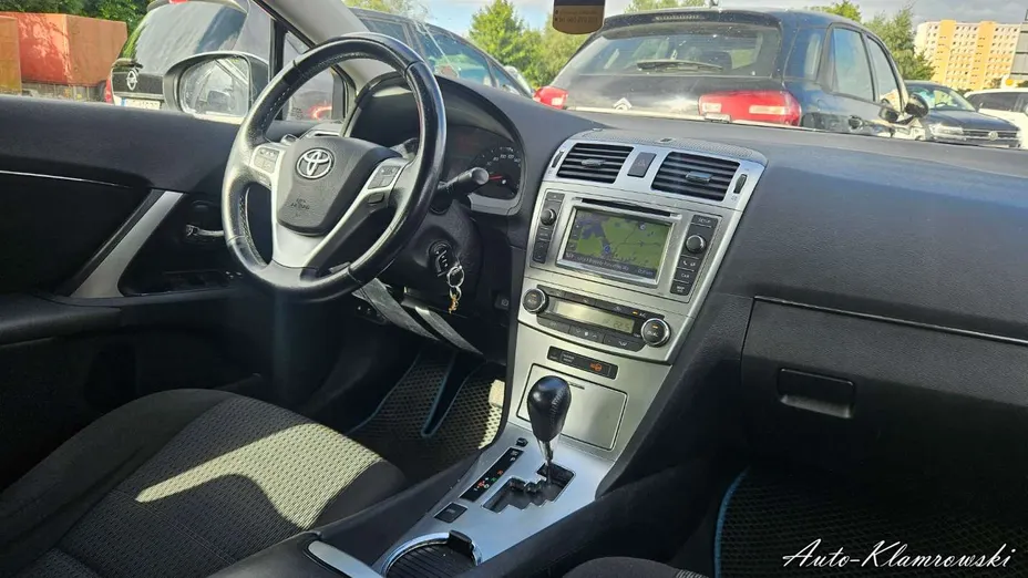 TOYOTA Avensis -