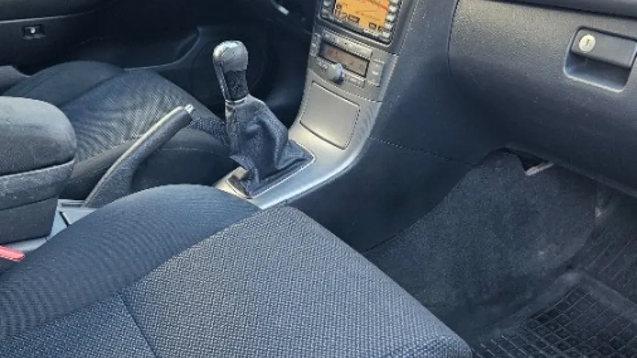 TOYOTA Avensis -