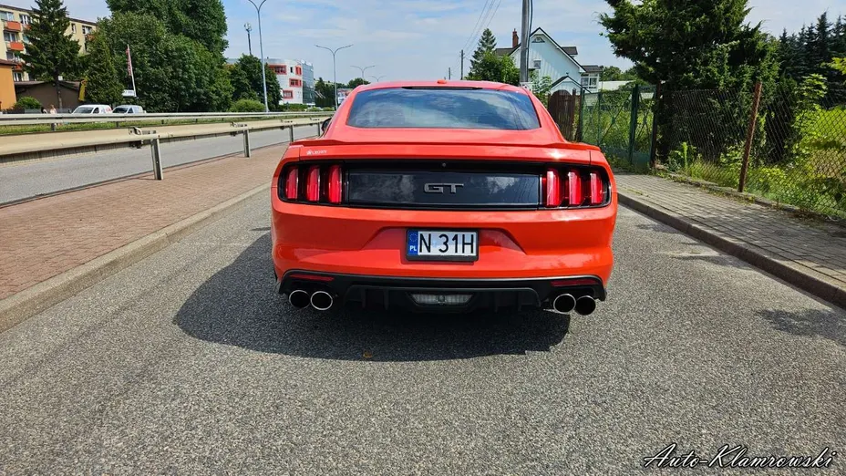 FORD Mustang -