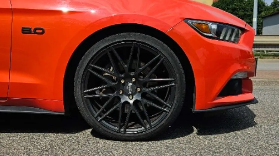 FORD Mustang -