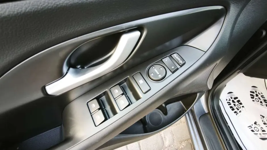 HYUNDAI i30 -