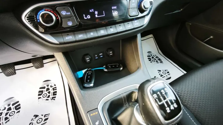 HYUNDAI i30 -