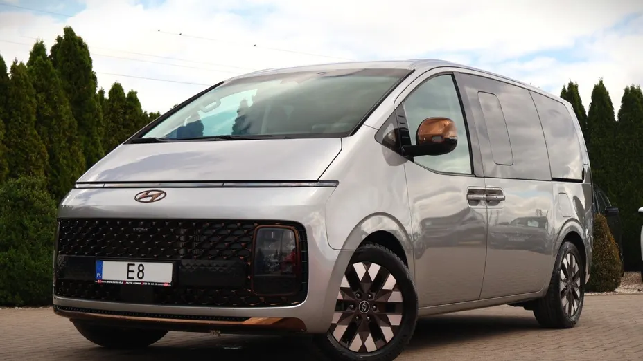 HYUNDAI Staria -