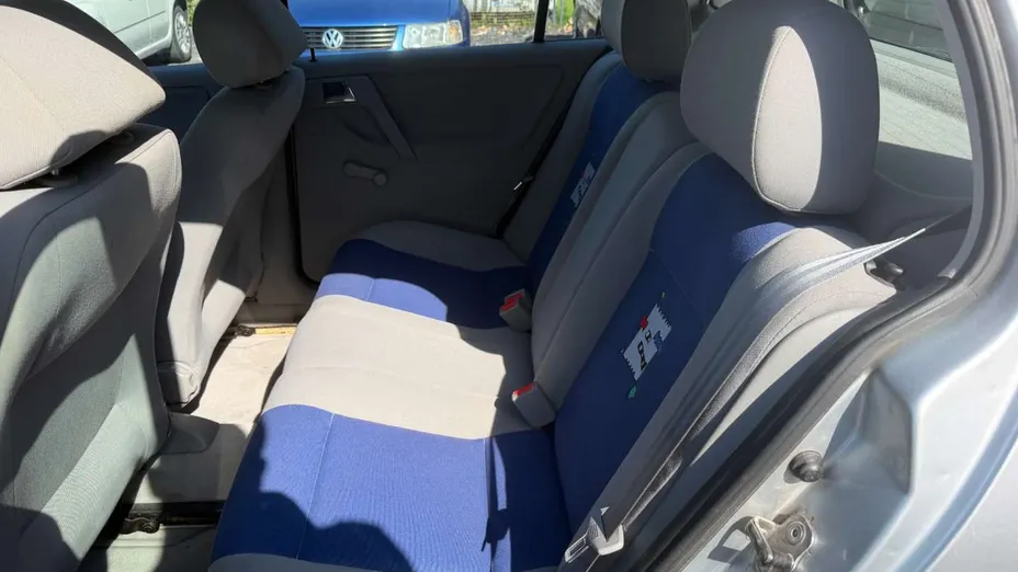 VOLKSWAGEN Polo -