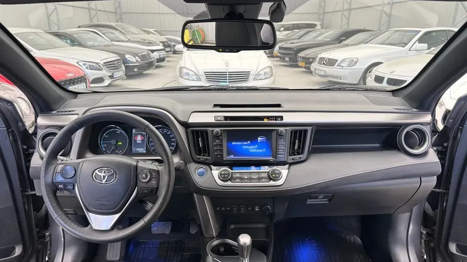 TOYOTA RAV4 -