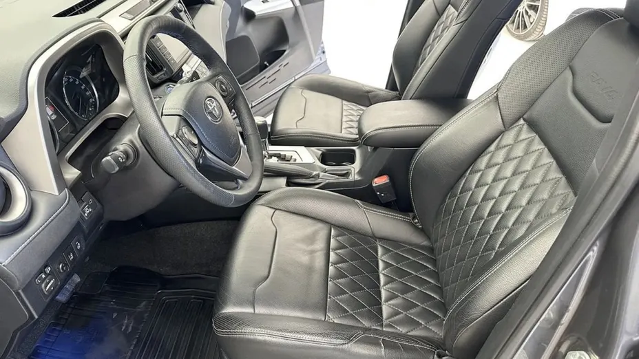 TOYOTA RAV4 -