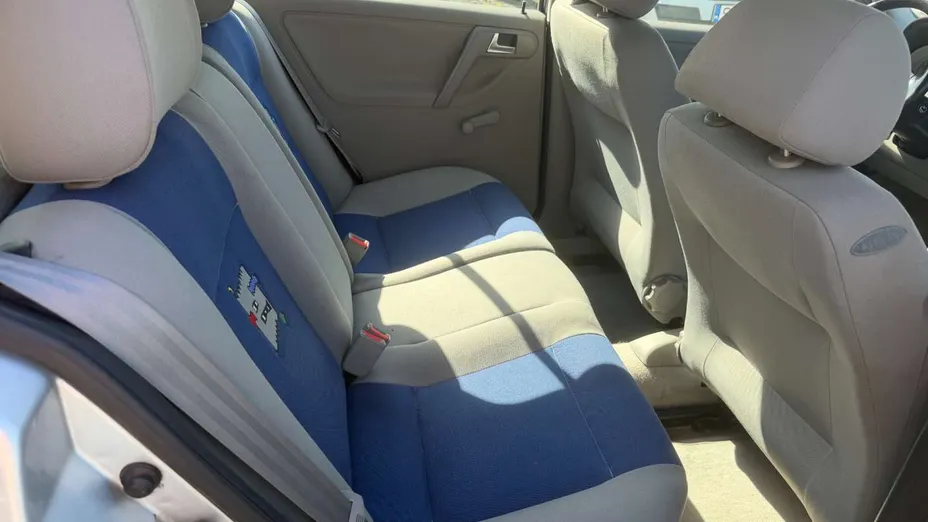 VOLKSWAGEN Polo -