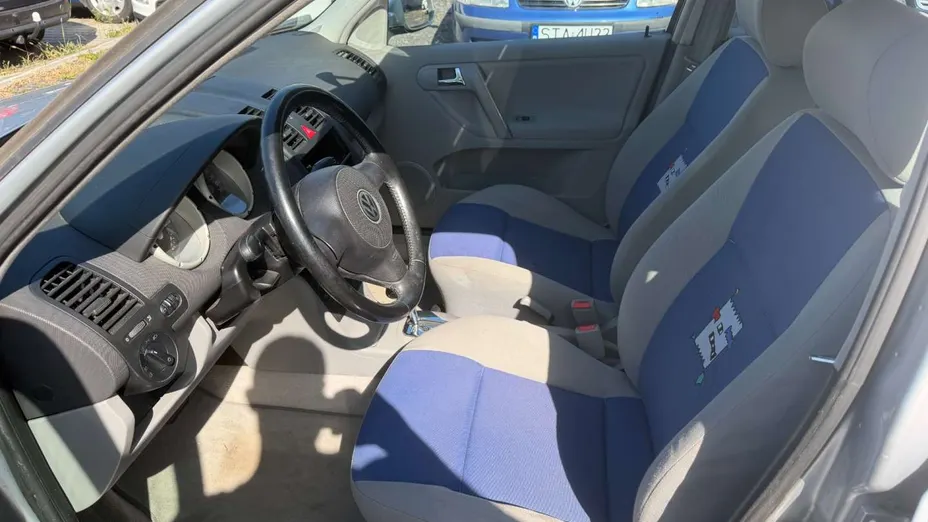 VOLKSWAGEN Polo -