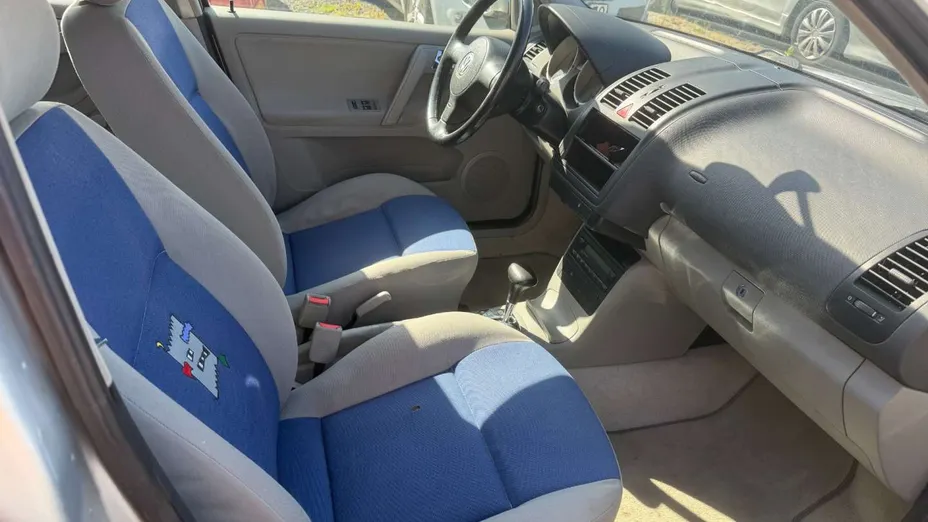 VOLKSWAGEN Polo -