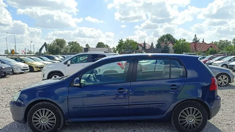 VOLKSWAGEN Golf -